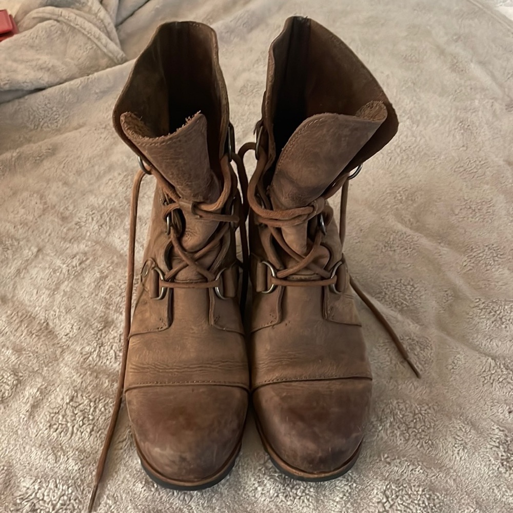 Brown SOREL healed boots